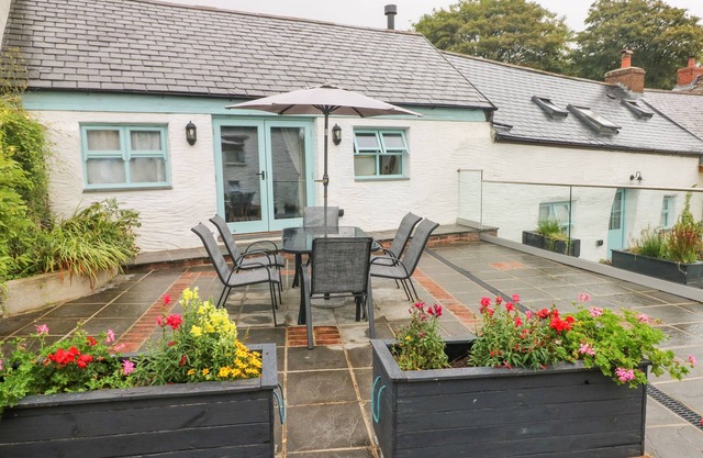 Y BEUDY, romantic, with hot tub in Newport, Pembrokeshire