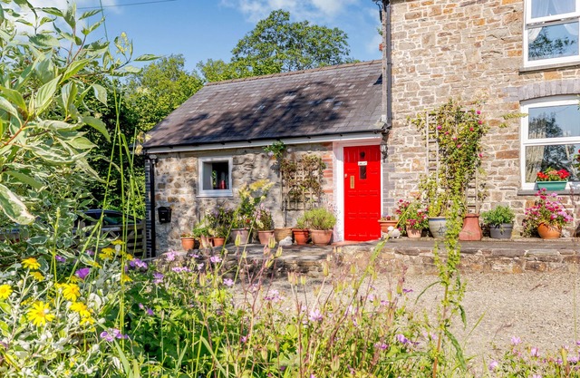 Y Cwtch, LLANYBYDDER