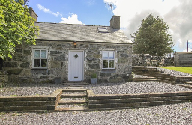 Y Garreg Fawr, CAERNARFON