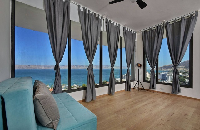 YalaRent Migdalor boutique 2BR & Balcony APT with Sea of Galilee views - Families only