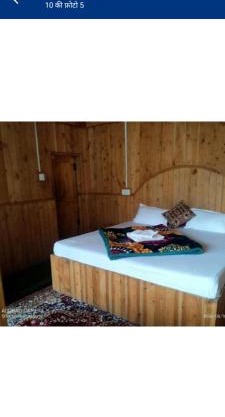 Yash wooden home stay tirthan valley