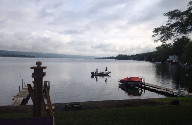 Casa frente al lago durante todo el año situada en la mejor ubicación de Keuka.