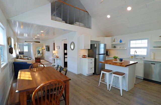 Year-Round Lakeside Bliss: Sandpiper Cottage on Chautauqua Lake