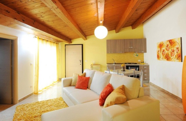 Ático amarillo en los apartamentos Cocorito