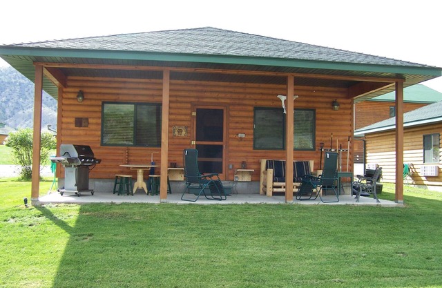 Cabaña frente al río Yellowstone, capacidad para 9, $ 171- $ 325 / nt, 300 yardas a Yellowstone