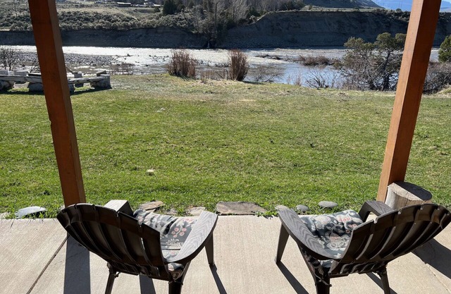 Yellowstone Riverside Cabin - ¡En el río junto al parque nacional de Yellowstone!