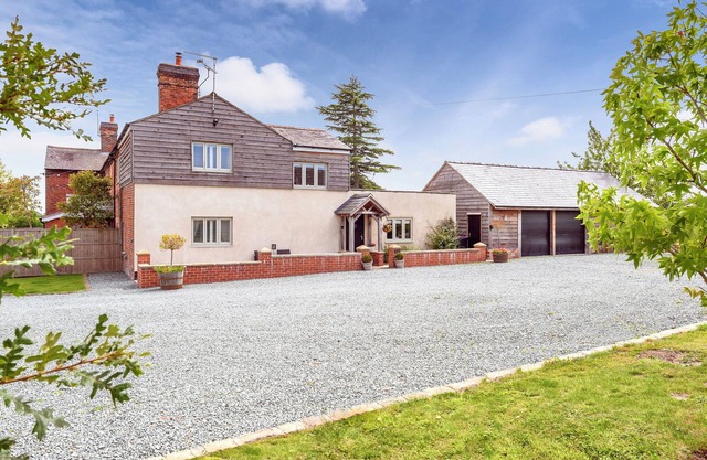 YOCKING GATE MEWS, pet friendly, with a garden in Whitchurch