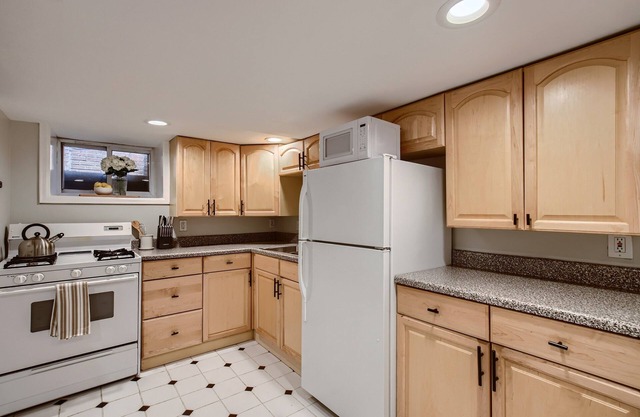 Basement 1BR near Botanic Gardens!