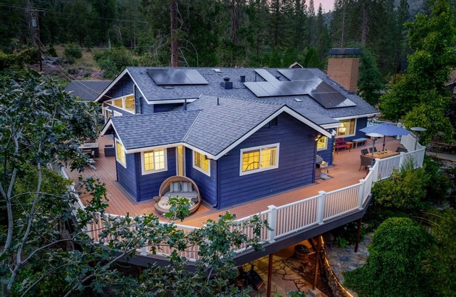 Yosemite Creekside Retreat with spa/games/EV Charger and more