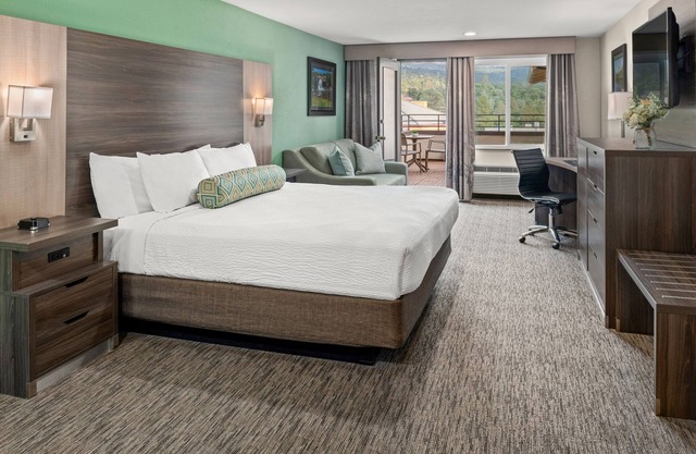 Yosemite Southgate Hotel & Suites