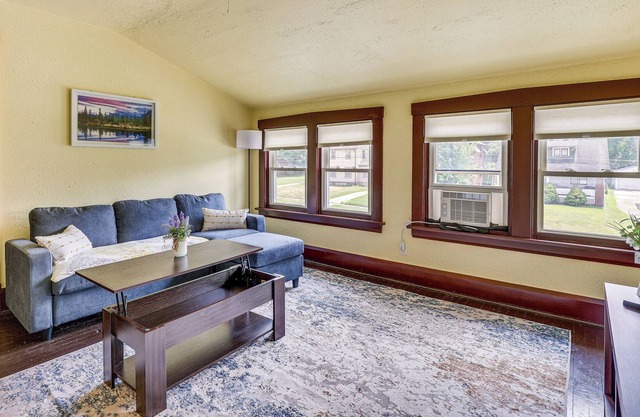 Youngstown Apartment: 2 Mi to Lake Newport!