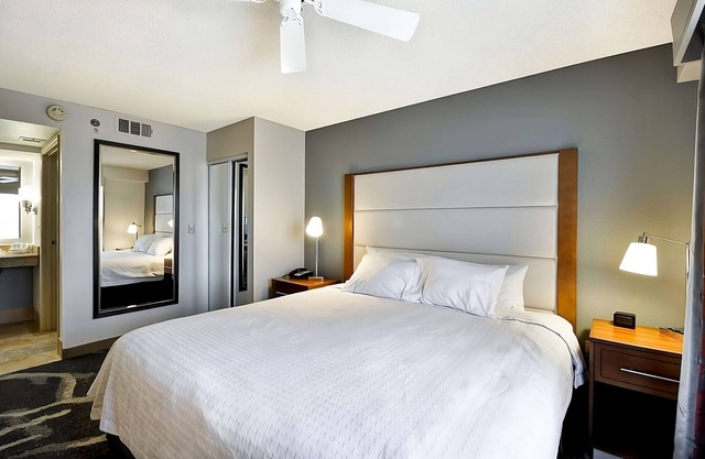 Your Home Away from Home in Phoenix! Outdoor Pool, Free Breakfast, Full Kitchen!