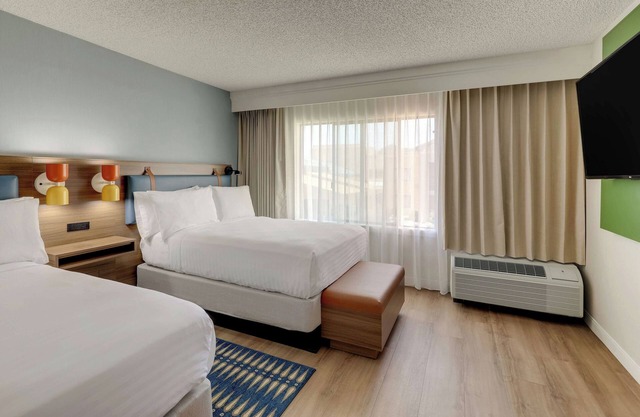 Your Home Away From Home! Short Drive to OdySea Aquarium, Pets are Allowed