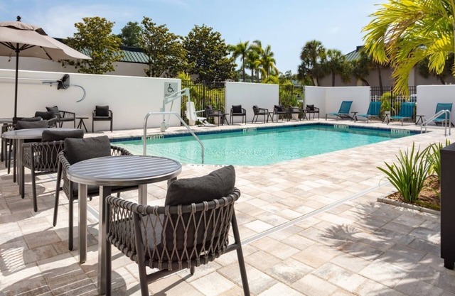 Your Relaxing Getaway Awaits! Free Breakfast, Free Parking, Pets Allowed, Pool