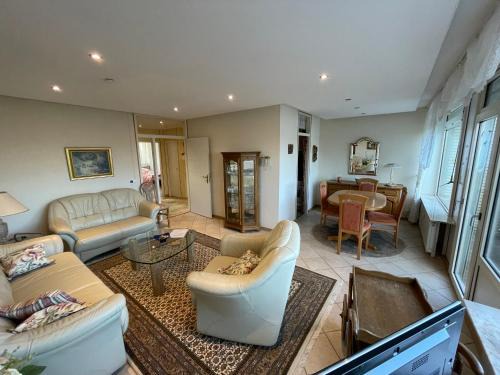 Zentrales Apartment für bis zu 5 Personen mit Balkon, Parkplatz, Waschmaschine & direkten Einkaufsmöglichkeiten