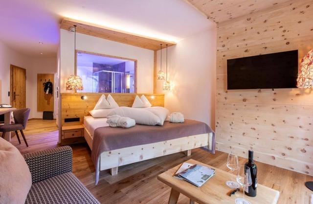 "Zirbe Romantik" - double room w. Bathtub, WC (from 7 n.) - Nature and wellness hotel