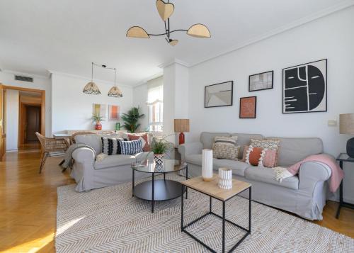 Delicias Apartamento | Ático con terraza, parking y piscina