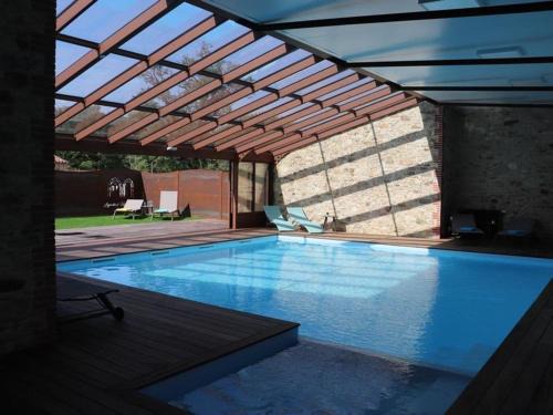 Les Herbiers Casa | Élégant gîte 18ème siècle rénové avec piscine couverte, terrasse et grand terrain aux Herbiers. - FR-1-426-406