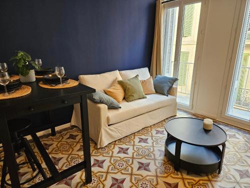 Nimes City Centre Apartamento | Évasion bleue, balcon ensoleillé