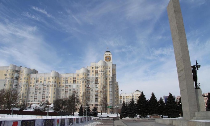 Bryansk Apartamento | Дом с часами на площади Партизан