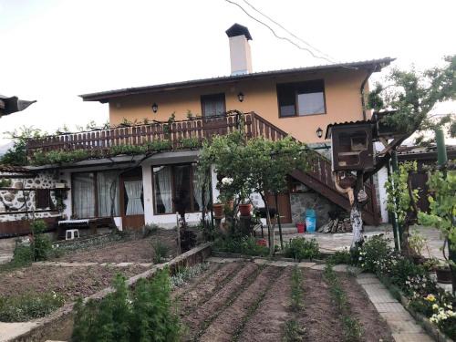 Dobrinishte Casa | Къща за гости Градината