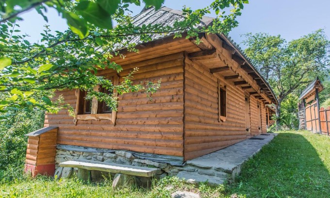 Serednye Chalet De Esquí | Садиба над потоком