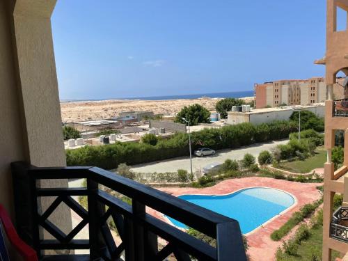 Marsa Matruh Apartamento | شالية بالرووف غرفتيين مكييف للأيجار بقرية ايماريتس هايتس بالساحل الشمالي - A chalet with a rooftop and two air-conditioned bedrooms for rent in Emirates Heights , North Coast