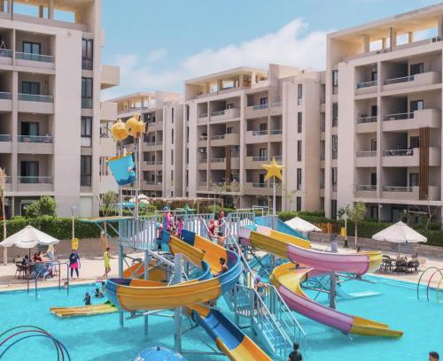 Borg el Arab Chalet De Esquí | شاليه عائلي في قرية جراند هيلز طابق أرضي بحديقة خاصة غرفتين نوم وريسبشن واسع