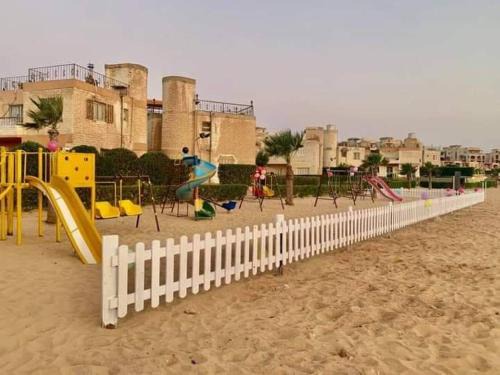 Ain Sokhna Chalet De Esquí | شاليه علوى بالروف بقرية فينيسا باجمل شواطئ السخنه