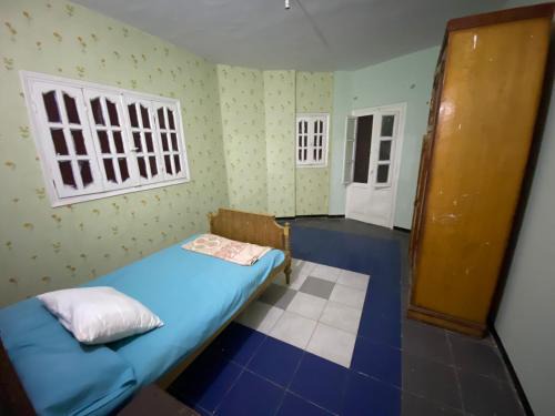 Mansoura Apartamento | غرفه واحده فقط داخل شقه بها سرير ١٢٠ سم ومروحه ودولاب وكراسي