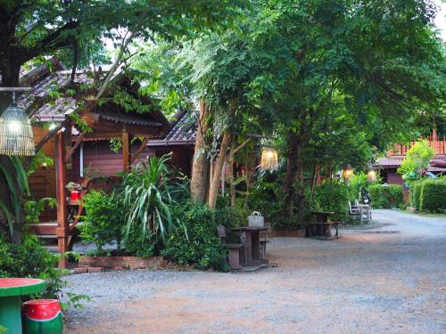 Tha Bo Casa | บ้านพัก ญาวีร์ เฮาส์