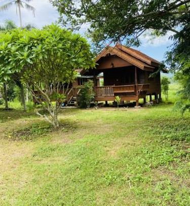 Wang Nam Khiao Otro | บ้านสวนแค้มป์ปิ้ง ท้ายเขื่อน วังน้ำเขียว