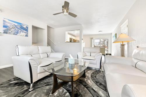 Cheyenne Meadows Casa | ᨒStylish 4BR - Movie Lounge - 10 min to Ft Carsonᨒ