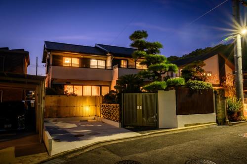 Higashi Ward Villa | 中山宿 Nakayama Villa 車移動に便利な広島高速すぐそば165平米の贅沢空間 無料駐車場に充電スタンド有り supported by COCOSTAY