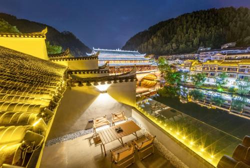 Fenghuang Casa | 云隐兮江景民宿