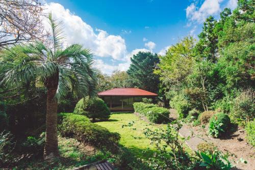 Oshima Villa | 伊豆大島の一棟貸切Retreat&StayBHOAG広いお庭でBBQ焚火okお子様歓迎8名定員
