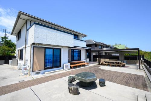 Waki-cho Casa | 青の宿 The Blue Villa まるで映画のような開放感あふれるオーシャンビュー Open ocean view like in a movie 駐車場2台有り Supported by COCOSTAY