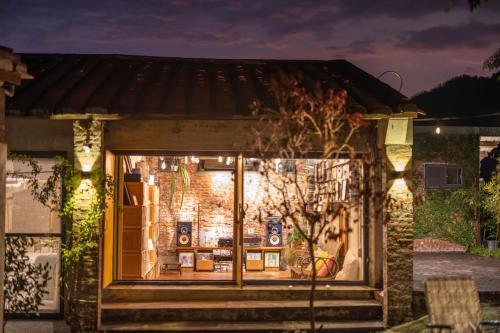 Meinong Casa | 香蕉與黑膠 Yellow And Black Guest House
