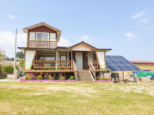 Toseong Casa | 강원 고성ㅡ 숲속오두막 Forest Cabin 잔디마당 독채 바다차량5분 설악산 울산바위