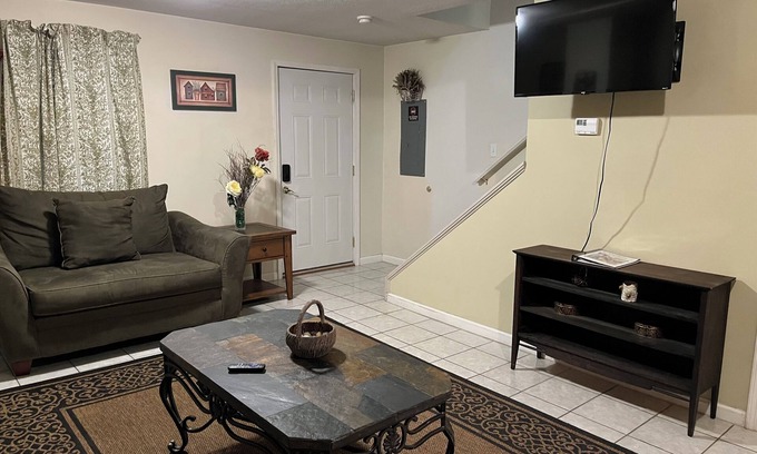Lorain Apartamento | #03 Downtown double couple retreat with king beds.
