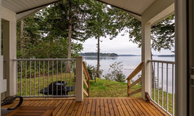 Regional District of Mount Waddington Cabaña | 04 - Eagle's Nest Cottage By The Sea at Alder Bay