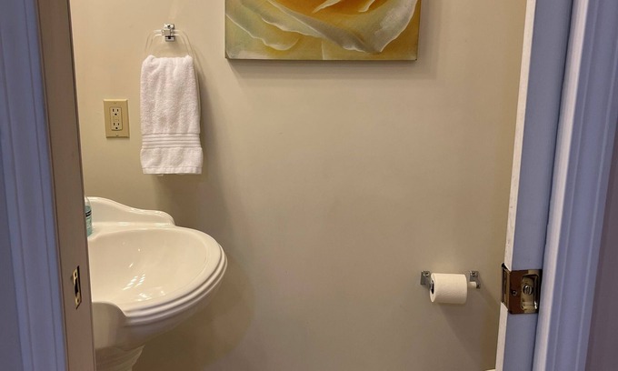 Lorain Apartamento | #05 Charming 2-bedroom apartment in Lorain with AC, WiFi