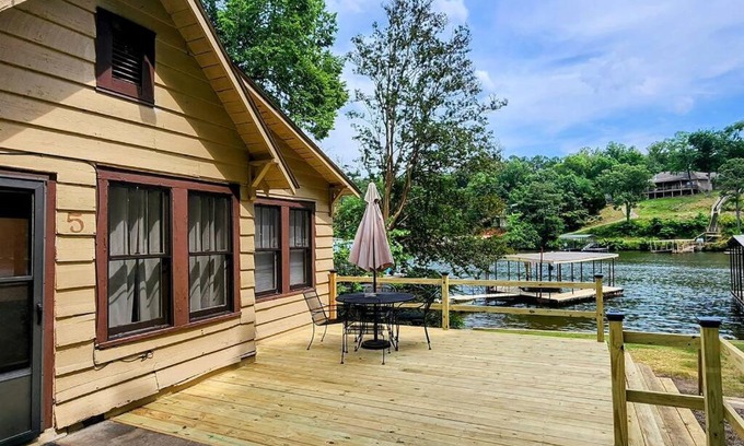 Mid America Casa | #05 - Lakefront Two Bedroom Cottage- Pet Friendly