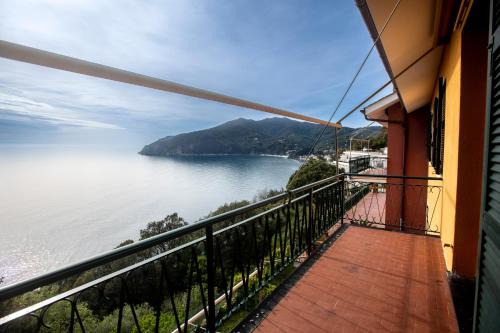 Moneglia Apartamento | 081b) Historic Villa Il Vigneto 49, Sea view, Balcony, Free private parking