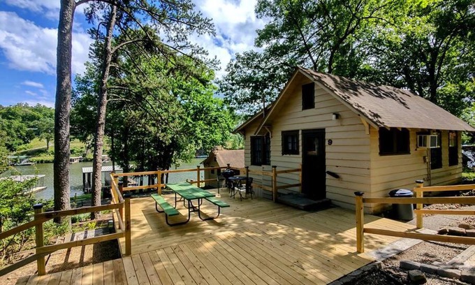 Mid America Casa | #09 - Large Lakeview One Bedroom- Pet Friendly