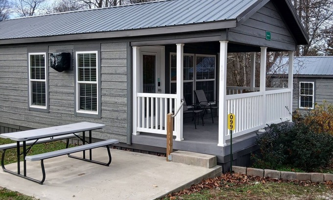 Logan Cabina | 099) Albatross Farmhouse Style Cabin. Close to Hocking Hills State Park and more!