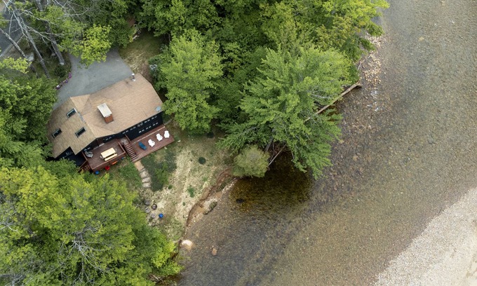 Birchview by the Saco Chalet De Esquí | 1.1 acre modern waterfront home on the Saco river