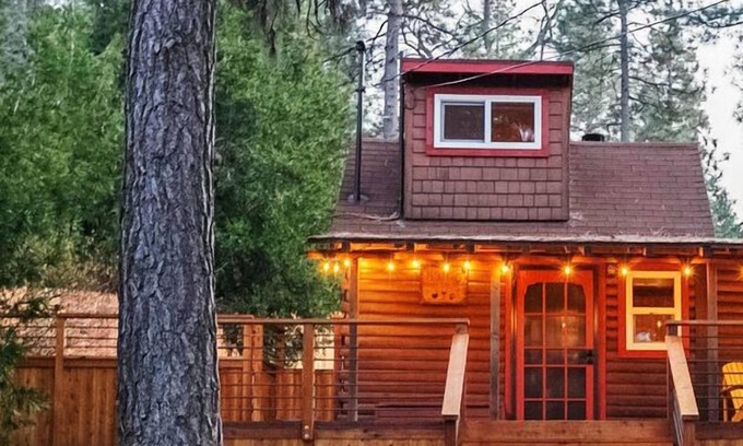 Idyllwild Casa | Diseñado por el artista Cerca de la ciudad Perros gratis Patio cercado Paraíso para perros / niños Limpieza profesional