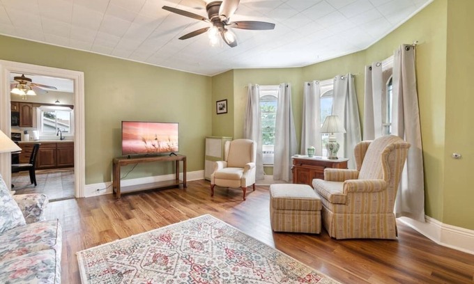 West Irondequoit Casa | 1/2 House, Sleeps 10🗲Fast WiFi ★ North of ROC | 15 mins to Most Anywhere