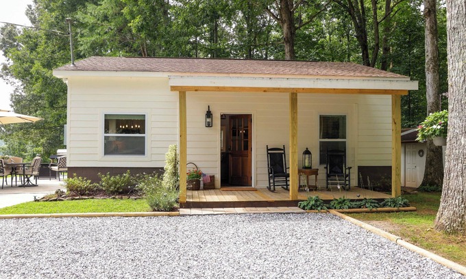 Blairsville Cabina | 1/2 Mi to Lake Nottely: Blairsville Home w/ Patio!
